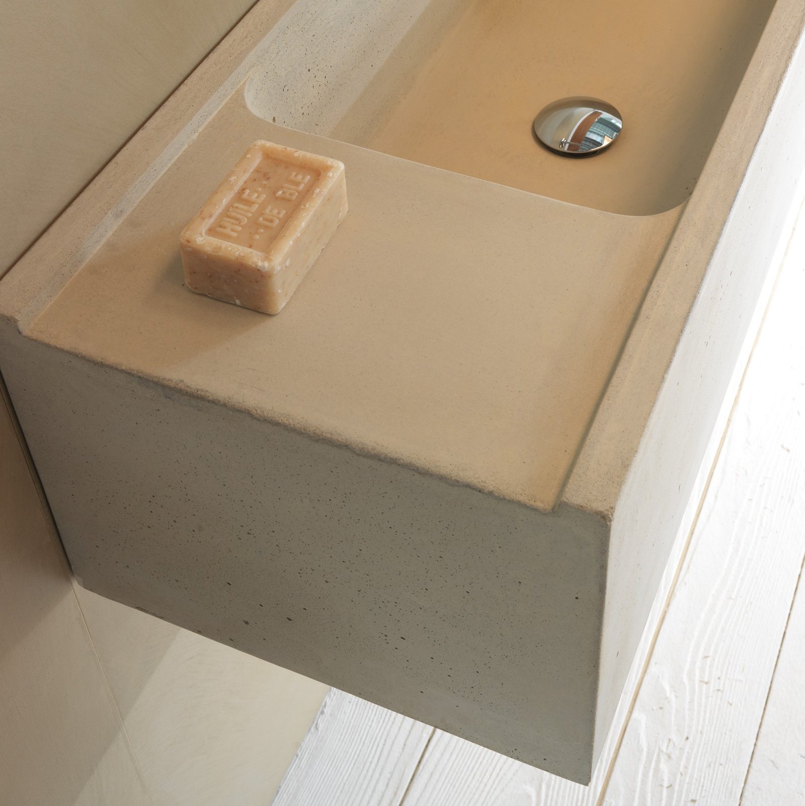 Moab80 large beige wall washbasin Moab80’s large beige wall washbasin blends artisan craftsmanship with modern aesthetics