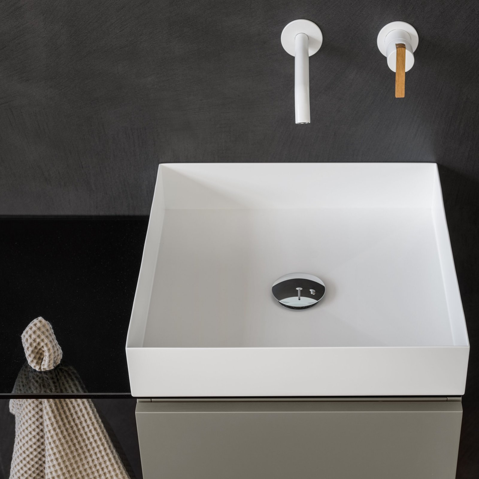 Combining over 30 years of expertise, Moab80’s P40/P50 wall-mounted washstand delivers a unique blend of industrial precision and artisanal detailing