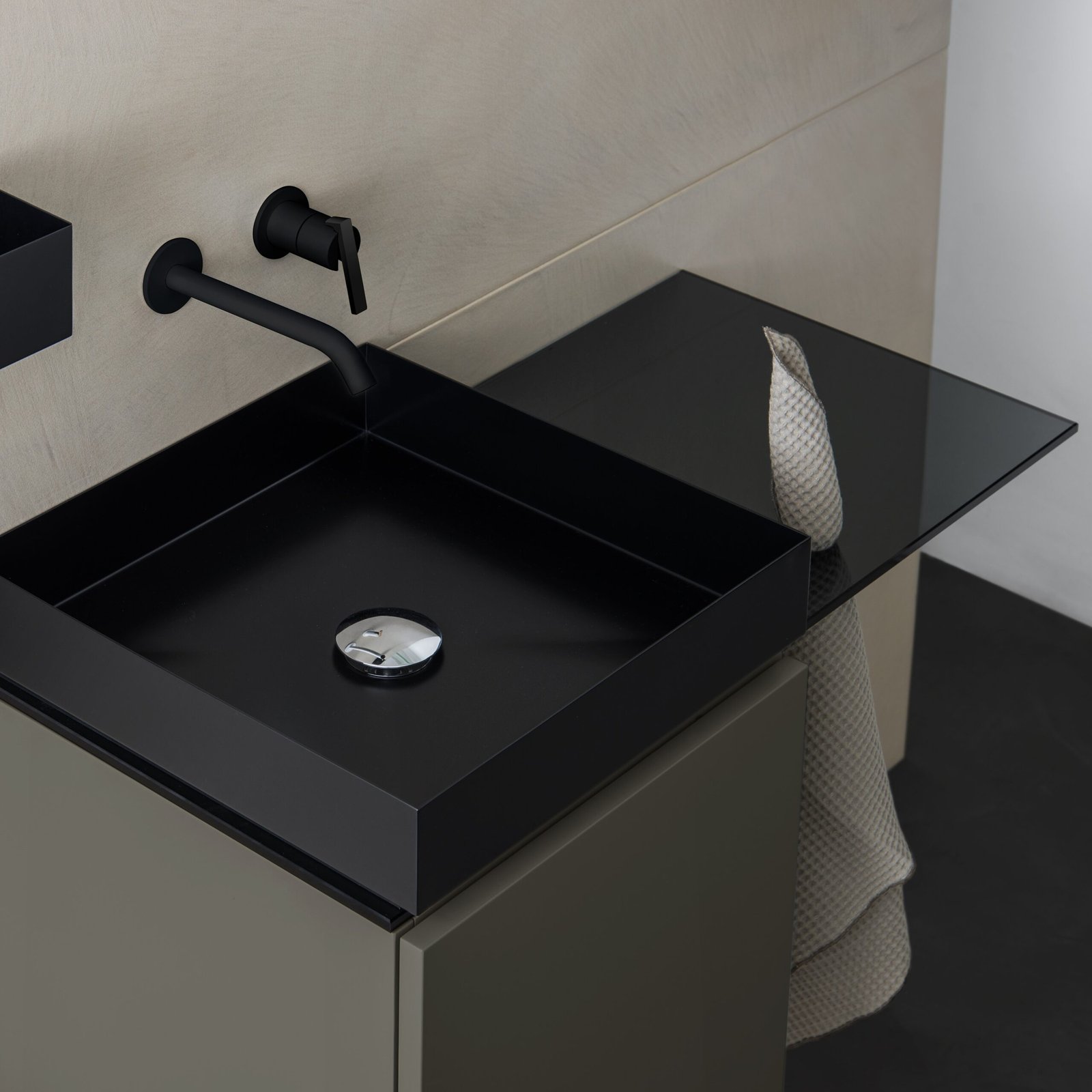 With a focus on artisan craftsmanship and premium materials, the Moab80 P40/P50 line integrates functionality and design