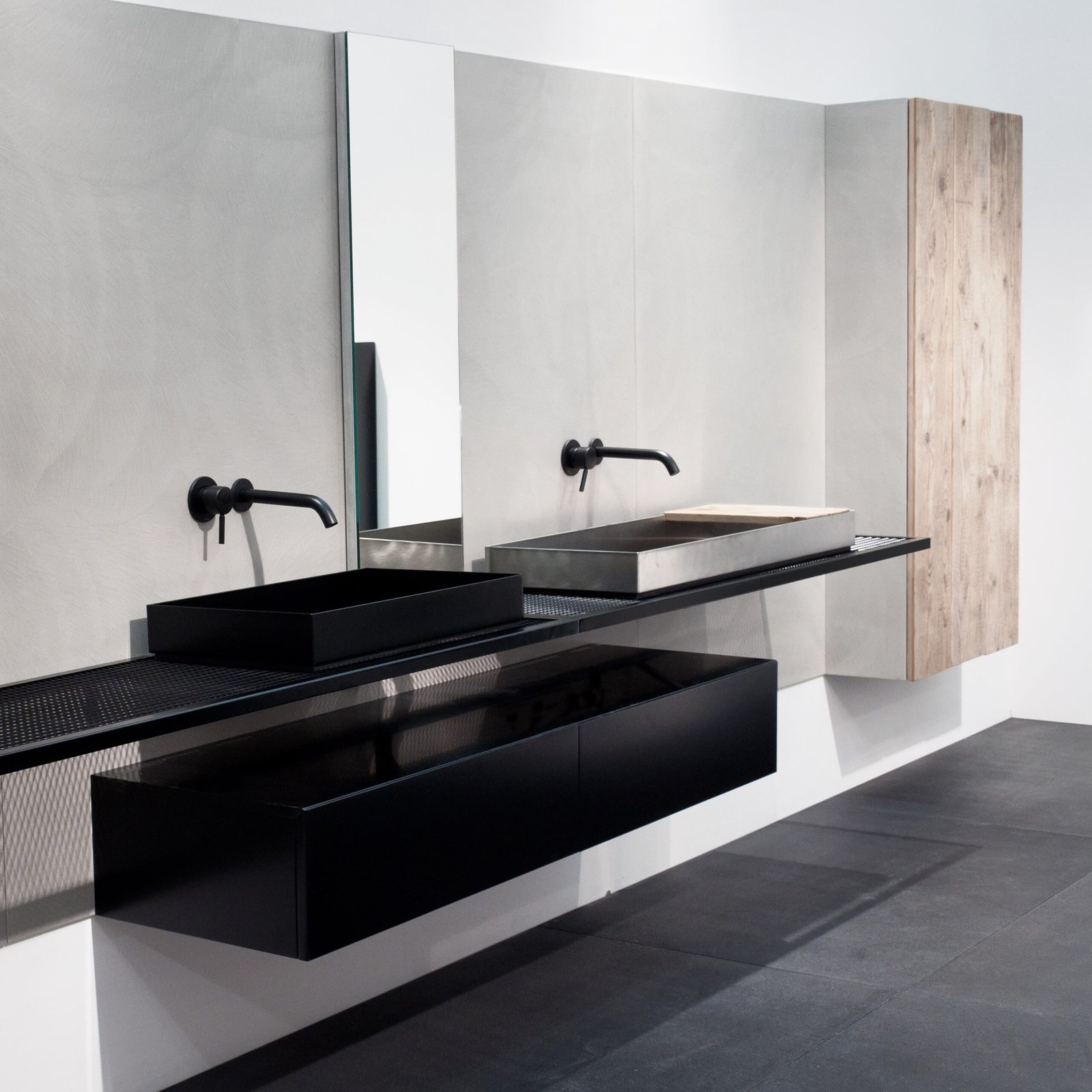 Add a contemporary flair to your bathroom with PSCBATH’s wall varnished support for ILA60 and ILA100 washbasins. Perfectly designed for these models, this support ensures both strength and elegance