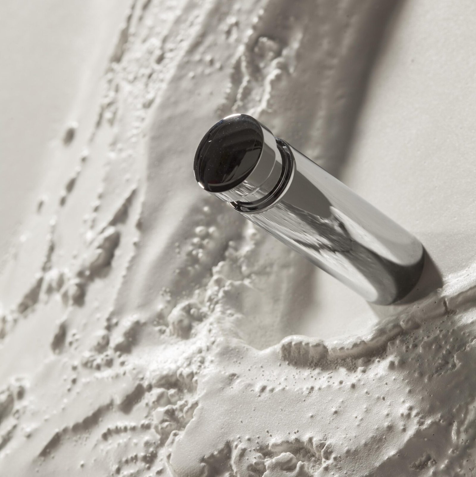 CINIER Tree towel warmer radiator, designed to hang towels and bathrobes gracefully while creating a cozy bathroom environment