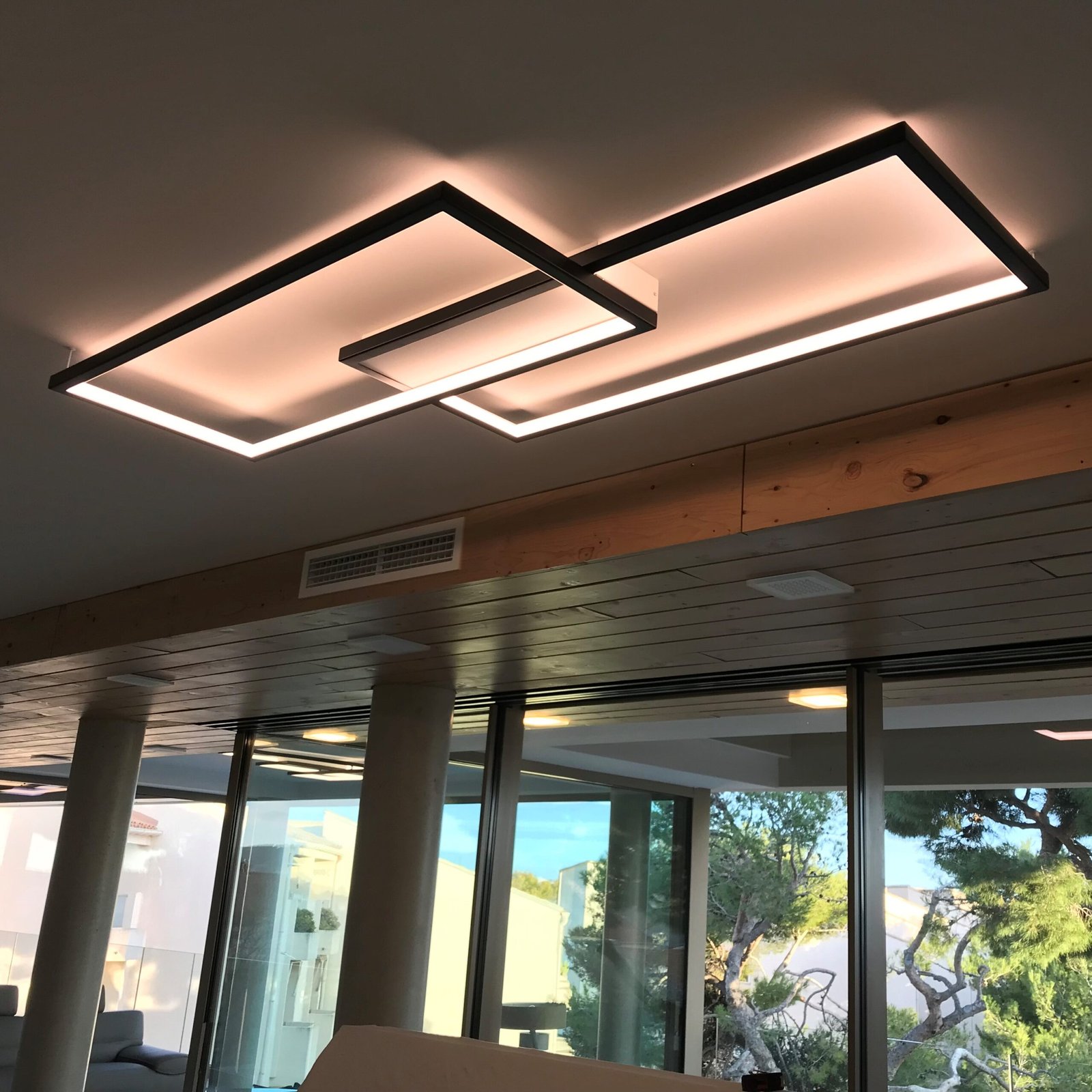 The DUO LED light fixture by Cinier redefines modern lighting, offering energy-efficient performance, customizable colors, and a touch of French craftsmanship