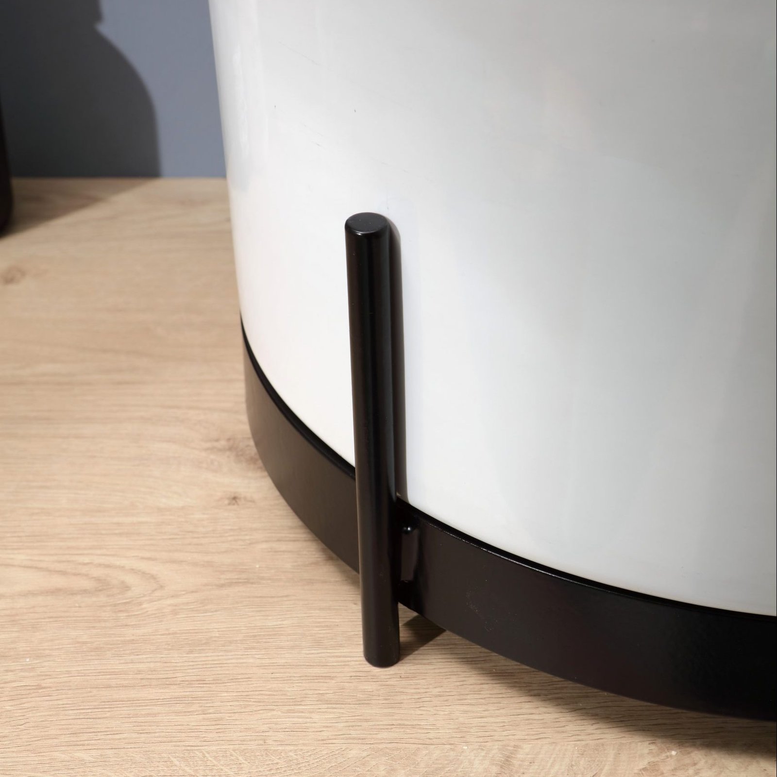 The IBRIDO Round Counter Vessel Combining sleek curves with high-quality ceramic, the IBRIDO Round Counter Vessel in glossy white is a refined addition to any contemporary bathroom space