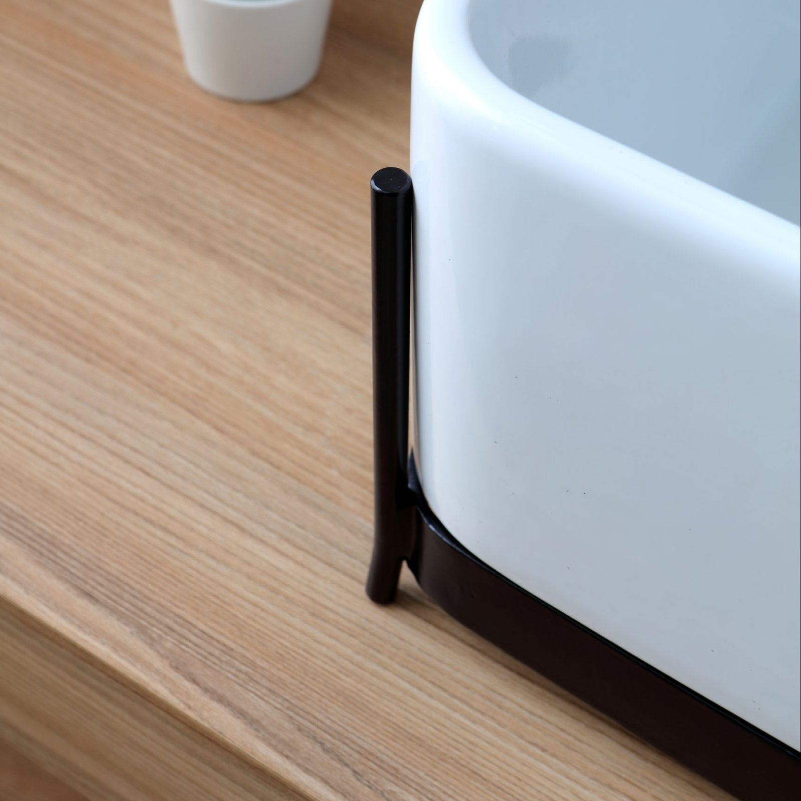 IBRIDO Square Counter Vessel Transform your bathroom with the IBRIDO Square Counter Vessel, a minimalist masterpiece in glossy white ceramic
