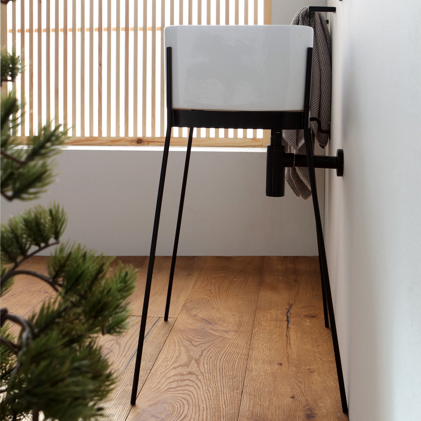 HORGANICA-inspired IBRIDO Square Pedestal Sink HORGANICA-inspired IBRIDO Square Pedestal Sink, combining natural influences with modern materials