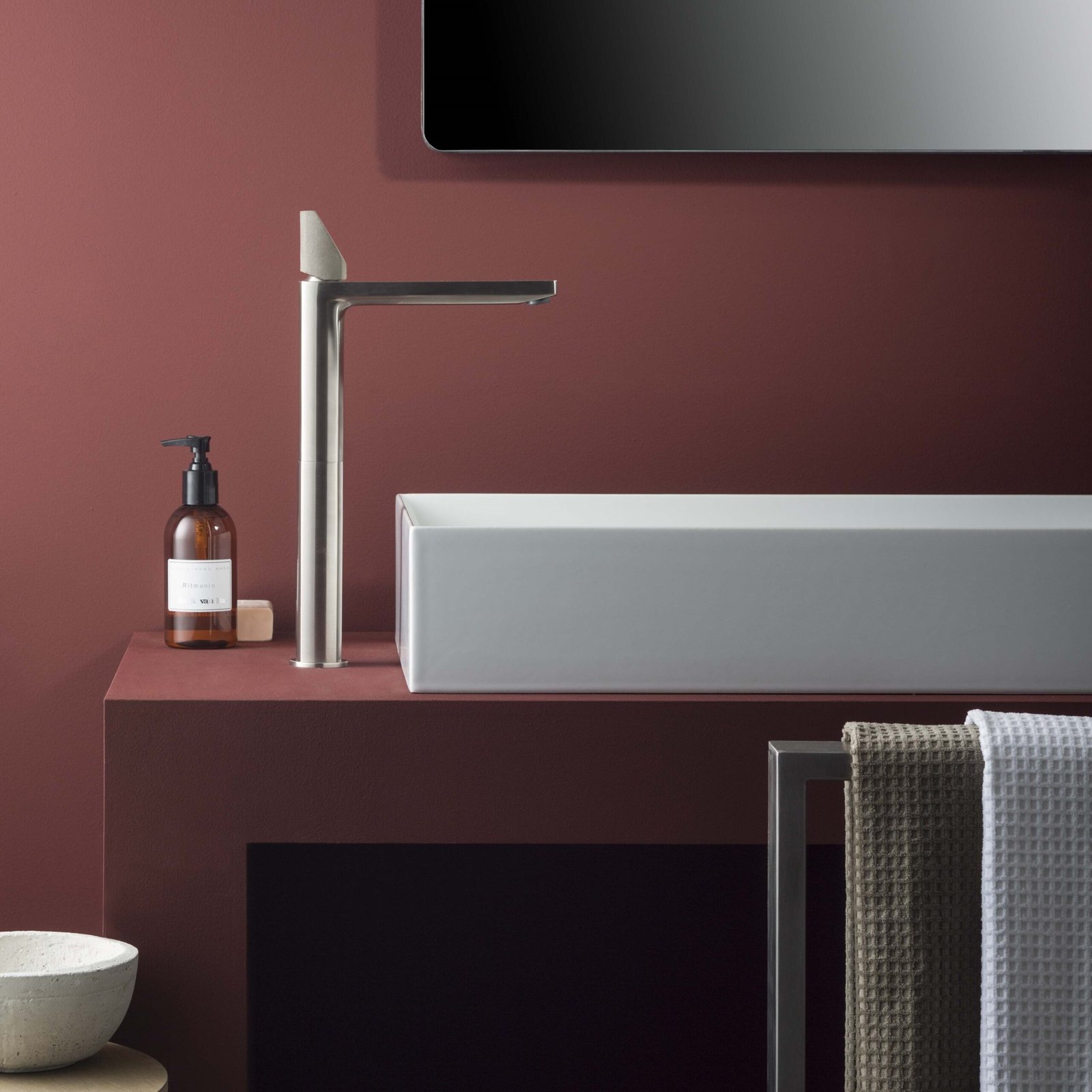 Elevate your bathroom with the HAPTIC designer tap by Ritmonio. Featuring a single-lever mixer and various finish options, it blends modern innovation with timeless Italian craftsmanship