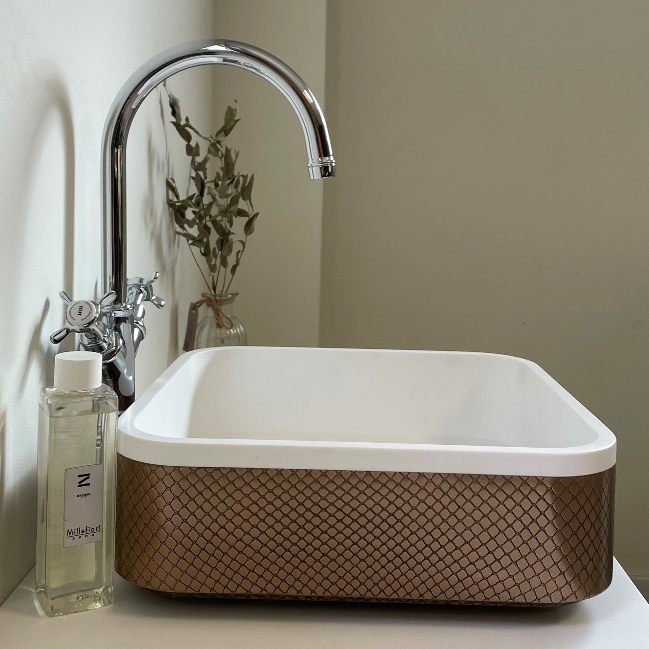 Made with solid surface material and featuring a distinctive snakeskin design, this SQUARE Counter Vessel is resistant to heat, moisture, and scratches