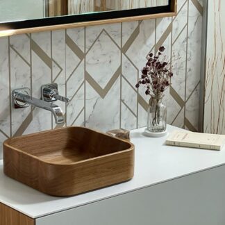 St Honoré Wooden Square Basin in chene – A luxurious square washbasin crafted from solid wood with a high-gloss finish