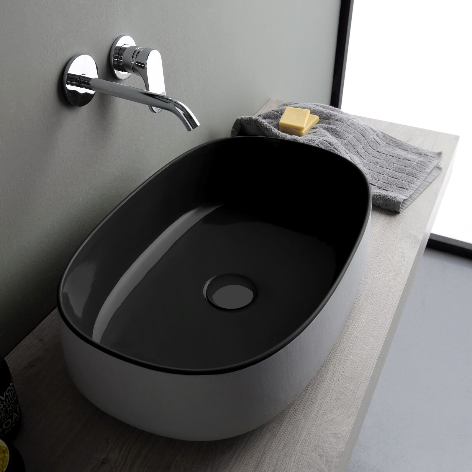 Stunning oval ceramic washbasin Stunning oval ceramic washbasin with a minimalist yet sophisticated design