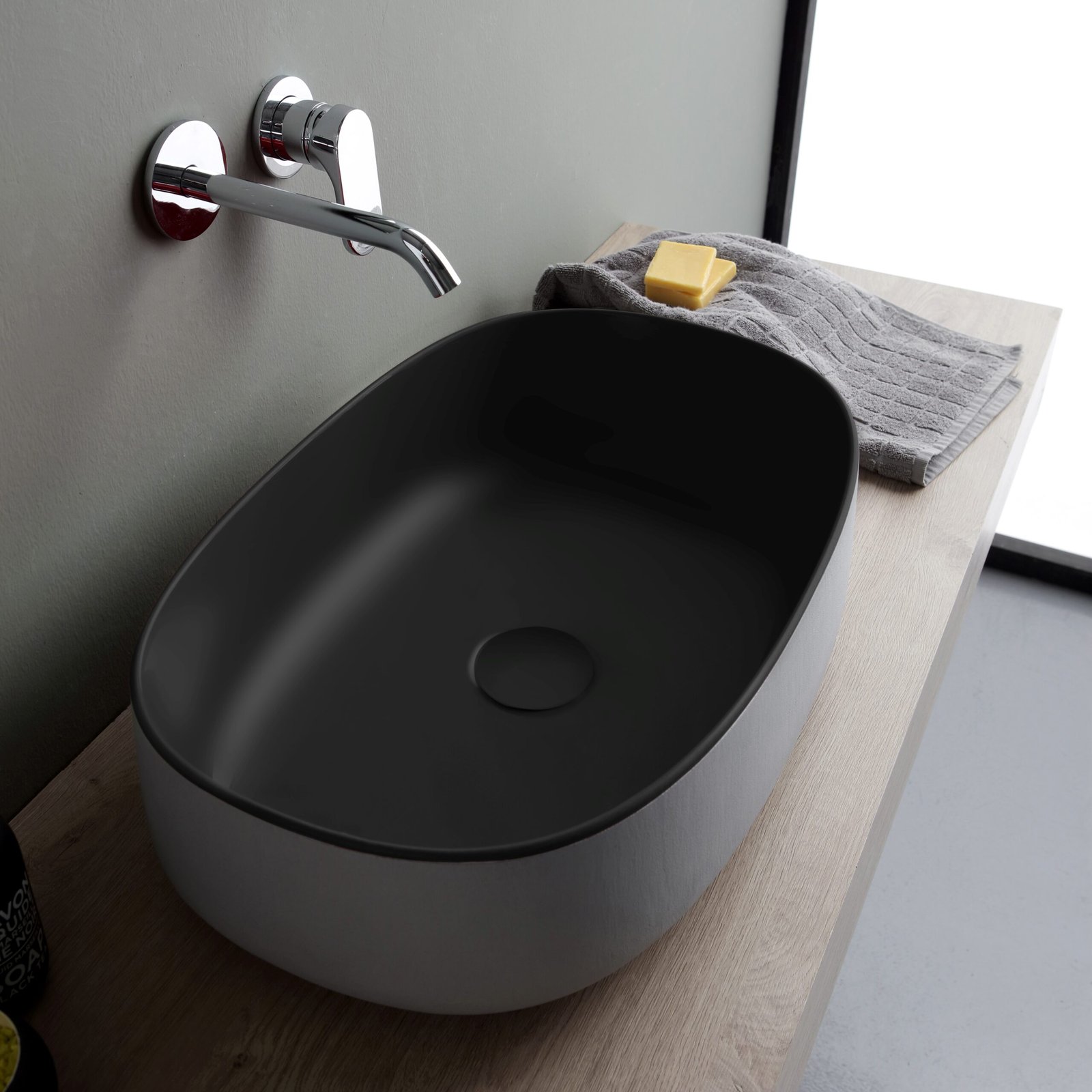 Oval ceramic washbasin Oval ceramic washbasin with a smooth finish and timeless design