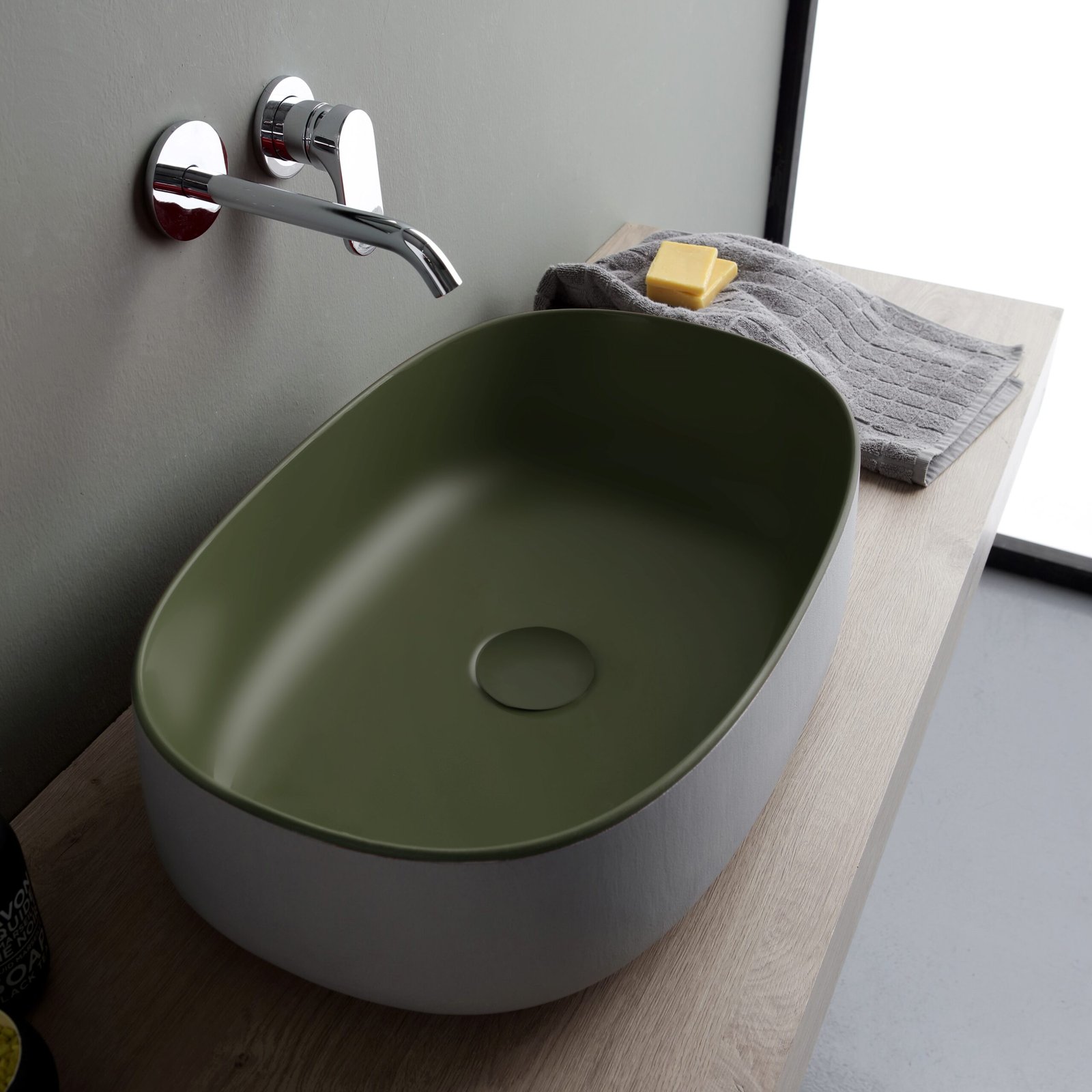 Graceful oval ceramic washbasin Graceful oval ceramic washbasin with versatile appeal, designed to blend seamlessly into modern, classic, or eclectic interiors