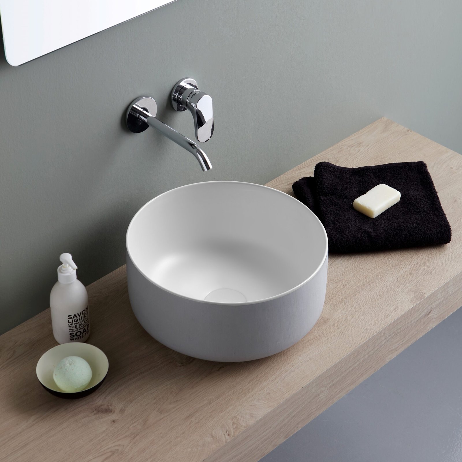 Premium ceramic washbasin Premium ceramic washbasin with a smooth, round design