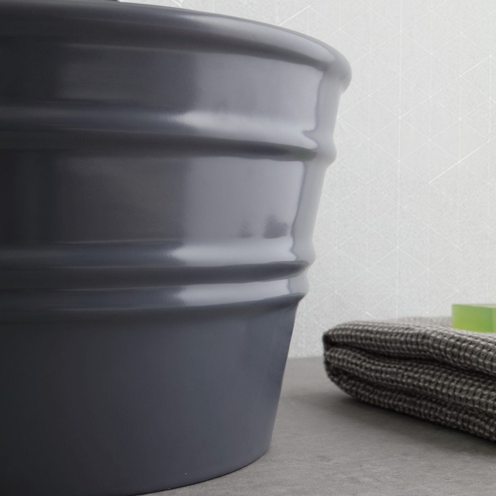 Round countertop washbasin Crafted with both style and usability in mind, this round countertop washbasin is a durable yet elegant solution for modern bathrooms