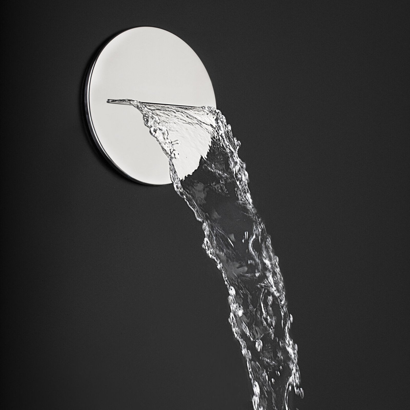 Sleek circular waterfall blade Sleek circular waterfall blade in polished, brushed gold, and matte black finishes