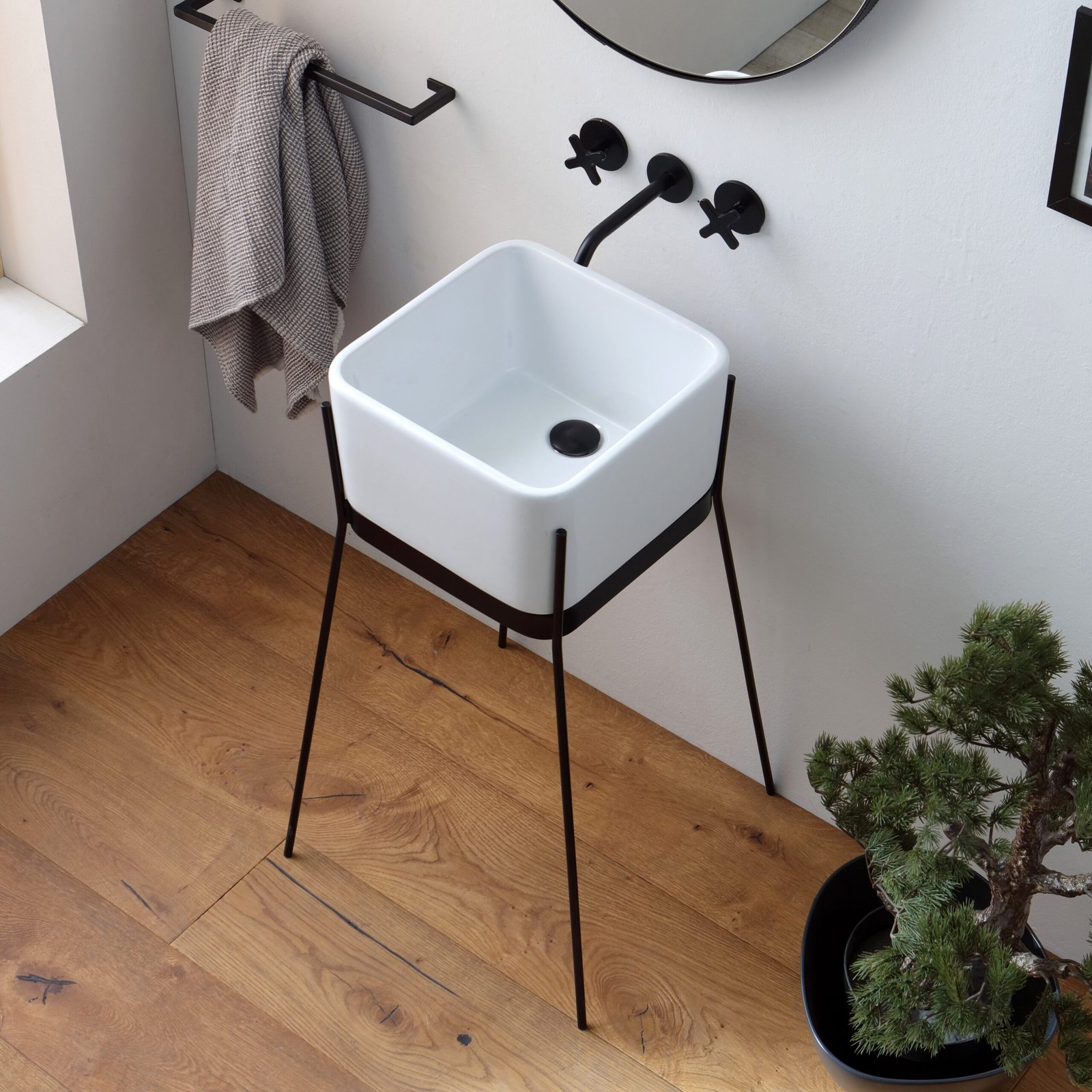 Modern Horganica pedestal sink measuring 13-3/4″ x 33-1/2″, available in 18 colors